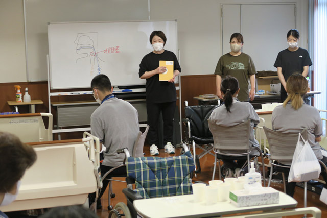 一般社団法人広島県介護福祉士会にお越しいただき、介護の「基礎知識」「技術向上」「食事」「移動・移乗」「更衣」等の講義、実技演習をテーマ別に研修していただきました。